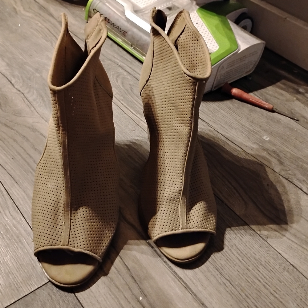Tan heels